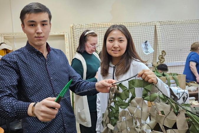 Иностранные студенты СГУ им. Питирима Сорокина научились плести маскировочные сети 