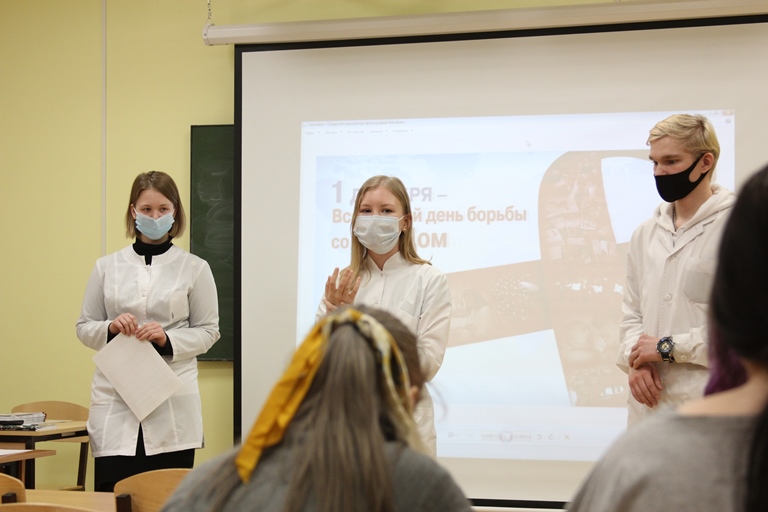 В день борьбы со СПИДом волонтеры-медики СГУ им. Питирима Сорокина провели занятие в Центре Коми культуры Сыктывкара