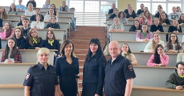 Сотрудники МВД встретились с вожатыми инструктивного лагеря 