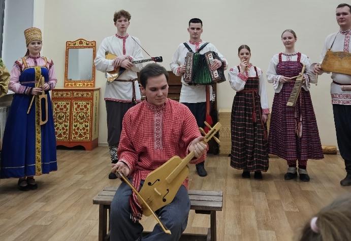 Иностранные студенты СГУ примерили коми костюмы и услышали «сердцебиение» Севера 