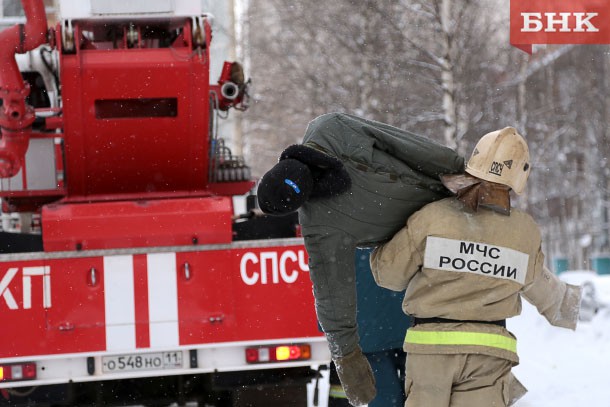 Сыктывкарские пожарные во время учений спасли «студентов» СГУ 