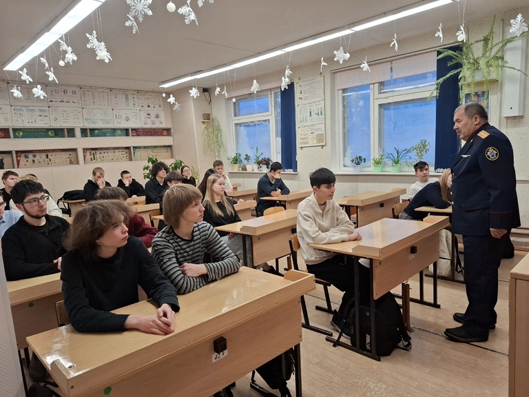 В МАОУ СОШ №43 г. Сыктывкара состоялась уникальная встреча: десятиклассники пообщались с легендой следственных органов и ведущим преподавателем-юристом