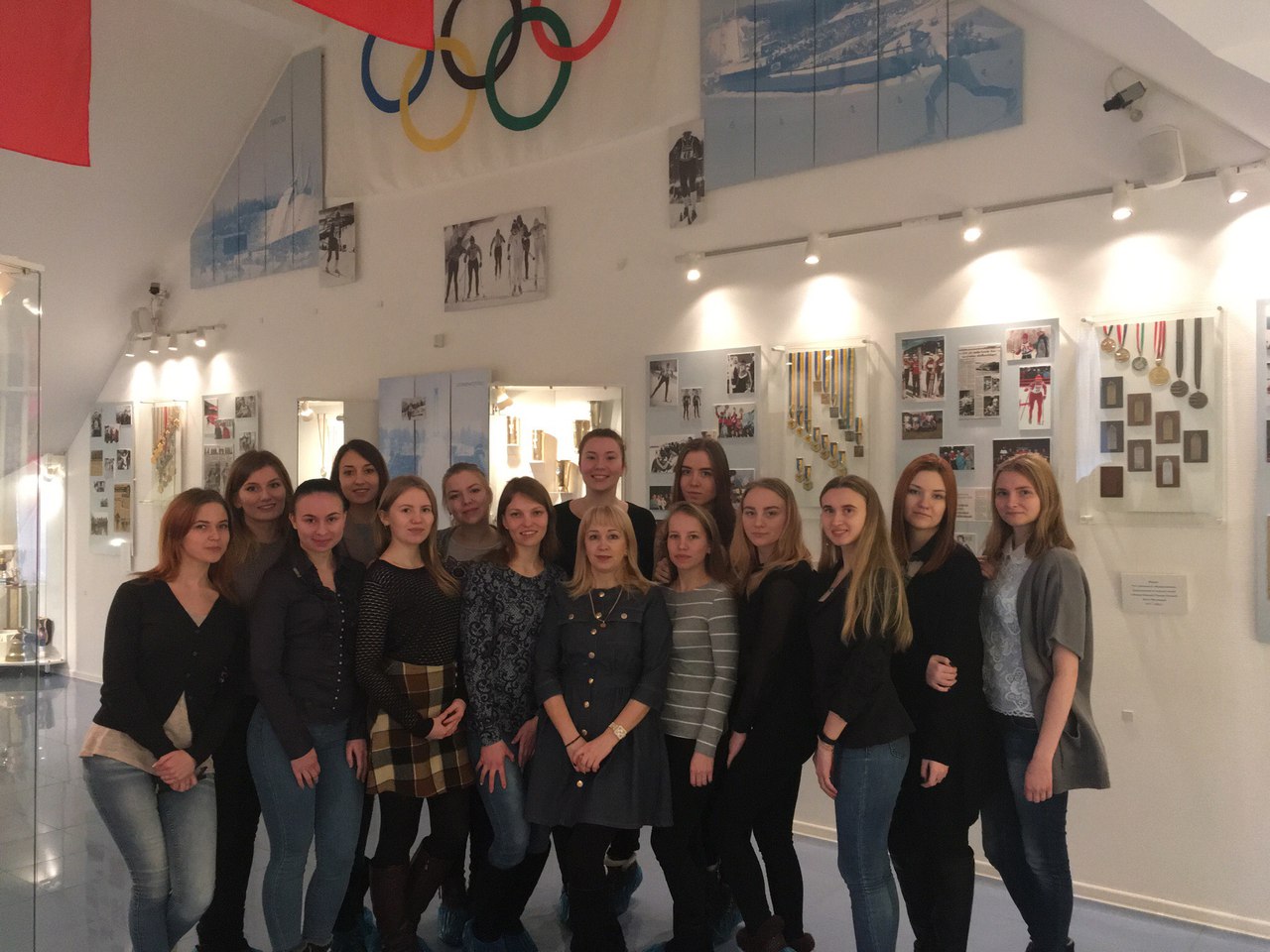 Студенты института педагогики и психологии поздравили Раису Сметанину с днем рождения