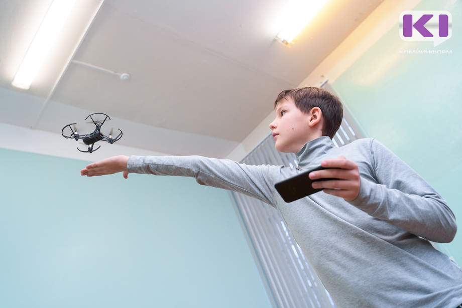  «Робототехника» АЭРО: в Доме научной коллаборации СГУ школьники учат роботов летать