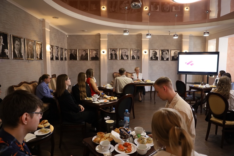 Лучшие выпускники университета пообщались с ректором в неформальной обстановке 