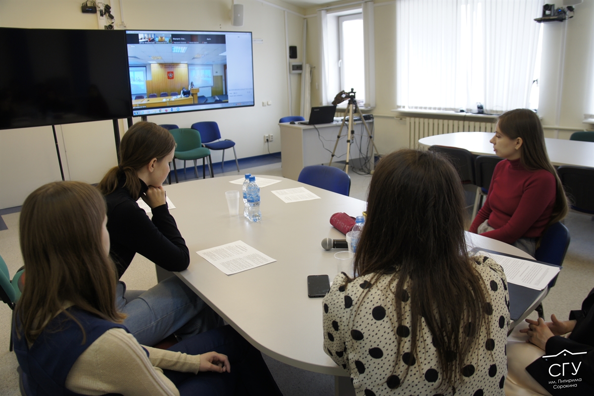 В Институте гуманитарных наук студенты обсудили проблемы устойчивого развития России 