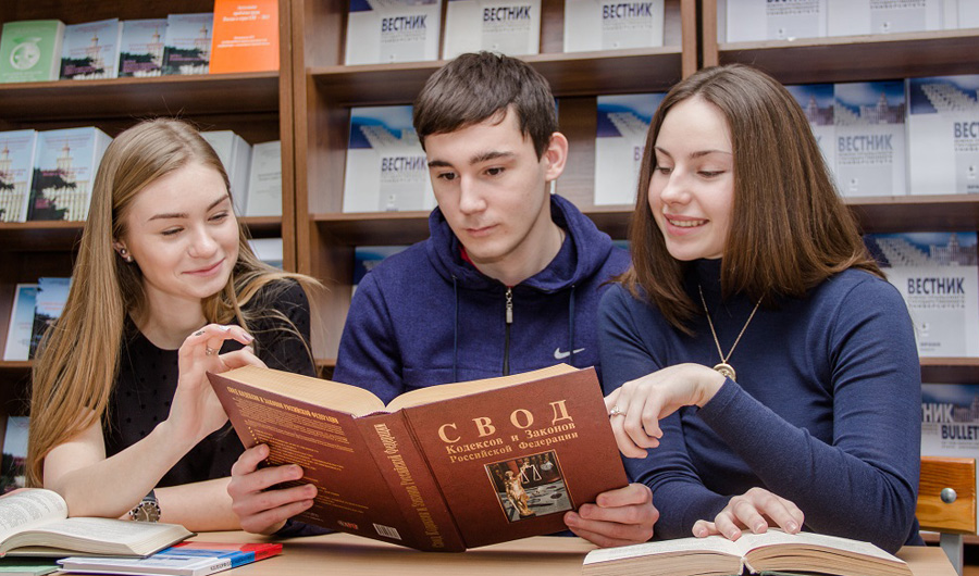 В СГУ им. Питирима Сорокина школьники постигают азы адвокатской деятельности 