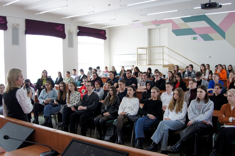 Министр образования и науки Республики Коми Наталья Якимова встретилась со студентами 