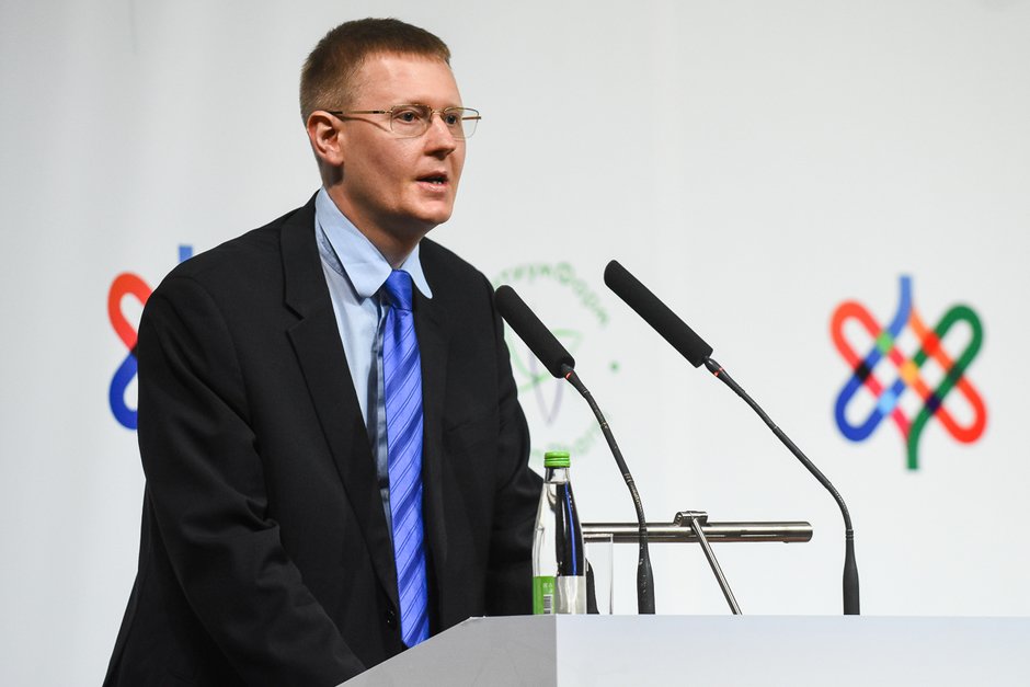 «Жить долго»: ученый Алексей Москалев является автором гида о долголетии