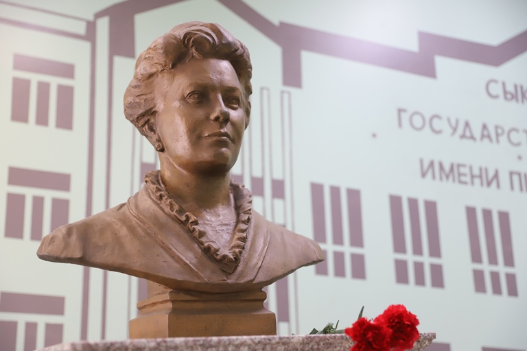 В честь Дня рождения университета состоялось торжественное возложение цветов к бюсту основателя вуза Валентины Витязевой
