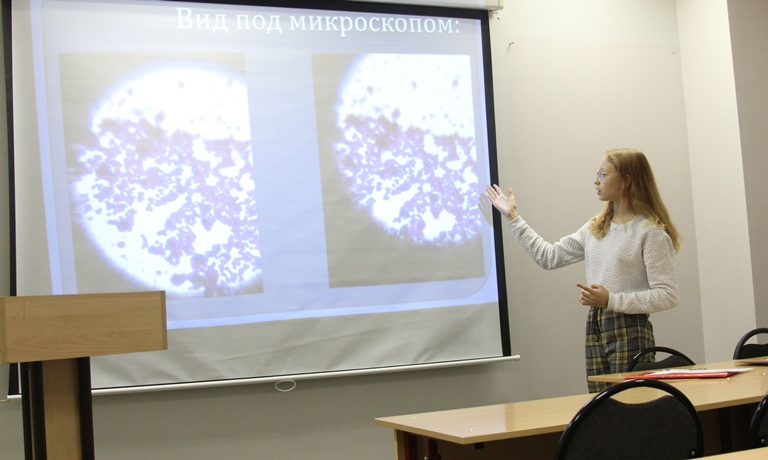 Юные ученые изучают микробиологию