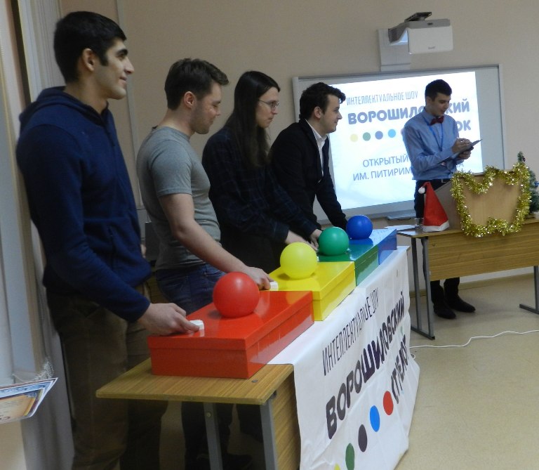 На какой площади Москвы установлена главная елка страны?