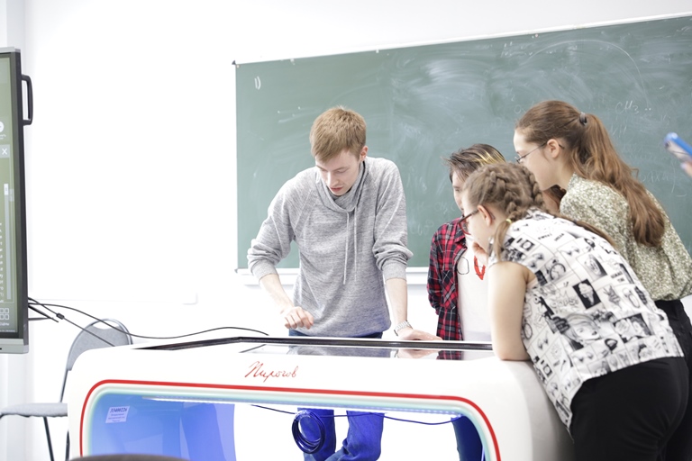 Школьники познакомились с работой фельдшеров скорой помощи