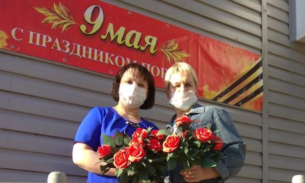 Цветы от студентов университета передали ветеранам 