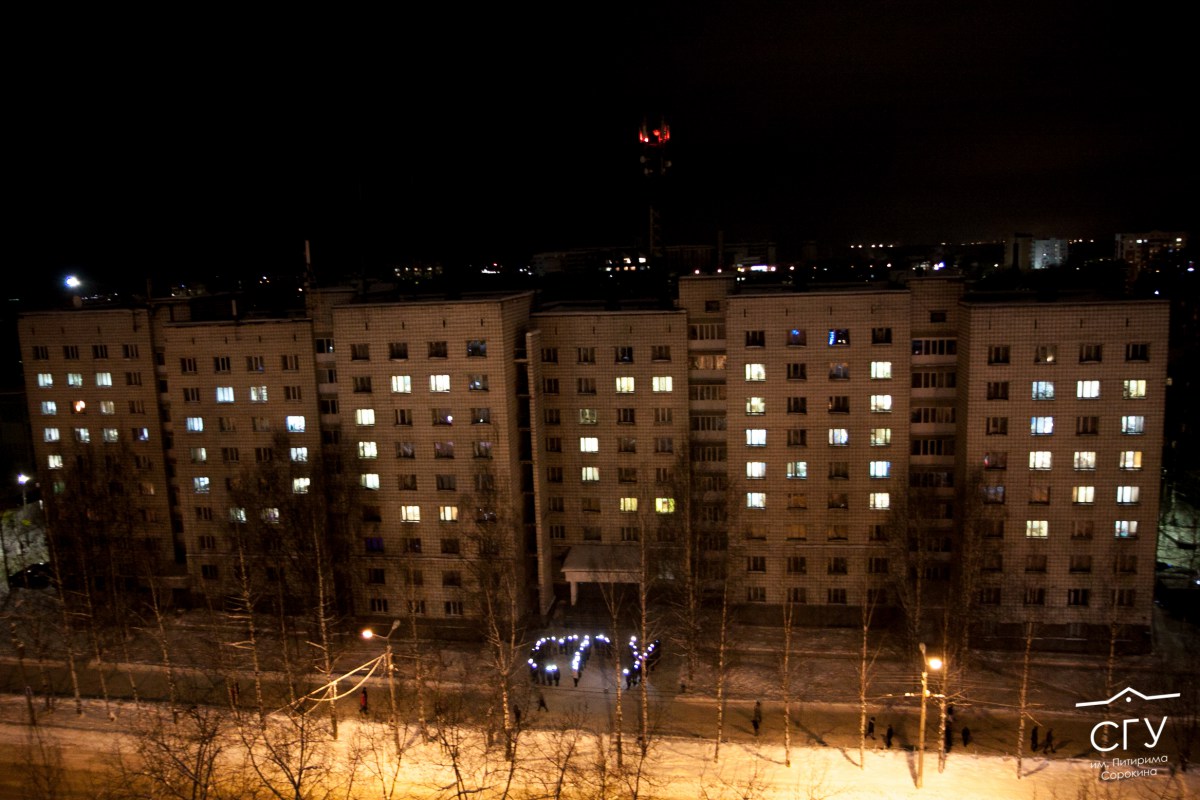 «Россия» — в окнах общежития СГУ им. Питирима Сорокина